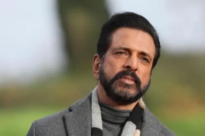 जावेद जाफ़री टीवी शो में जज और को-होस्ट के रूप में पोज़ देते हुए, भारतीय डांस रियलिटी शो के पायनियर