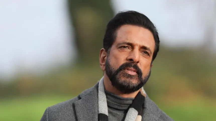 जावेद जाफ़री टीवी शो में जज और को-होस्ट के रूप में पोज़ देते हुए, भारतीय डांस रियलिटी शो के पायनियर