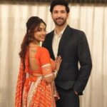 नंदीश संधू और कविता बनर्जी रोका सेरेमनी के दौरान साथ पोज देते हुए