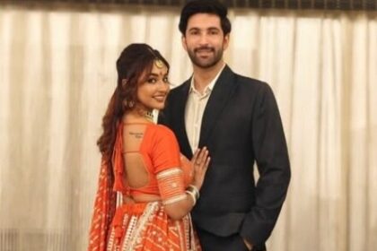 नंदीश संधू और कविता बनर्जी रोका सेरेमनी के दौरान साथ पोज देते हुए