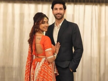 नंदीश संधू और कविता बनर्जी रोका सेरेमनी के दौरान साथ पोज देते हुए