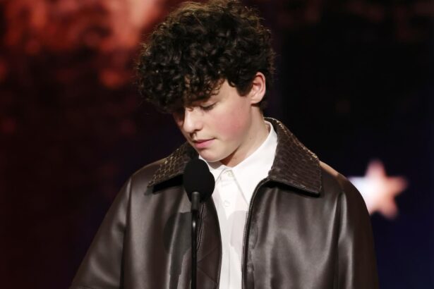 ओवेन कूपर 2026 गोल्डन ग्लोब अवॉर्ड्स में बेस्ट सपोर्टिंग एक्टर कैटेगरी जीतते हुए स्टेज पर मुस्कुराते हुए ट्रॉफी पकड़े हुए, सबसे युवा विजेता बनकर इतिहास रचते हुए