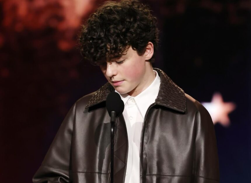 ओवेन कूपर 2026 गोल्डन ग्लोब अवॉर्ड्स में बेस्ट सपोर्टिंग एक्टर कैटेगरी जीतते हुए स्टेज पर मुस्कुराते हुए ट्रॉफी पकड़े हुए, सबसे युवा विजेता बनकर इतिहास रचते हुए