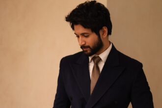 रोहित सारफ पहाड़ों में अपने दोस्तों के साथ हरी-भरी घाटियों में समय बिताते हुए, बोनफायर के पास आराम करते हुए।