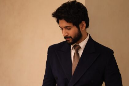 रोहित सारफ पहाड़ों में अपने दोस्तों के साथ हरी-भरी घाटियों में समय बिताते हुए, बोनफायर के पास आराम करते हुए।