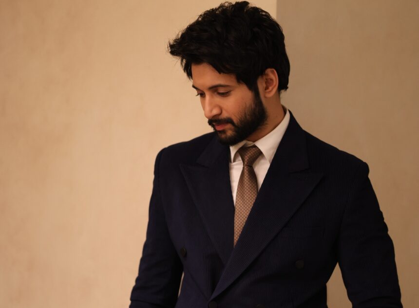 रोहित सारफ पहाड़ों में अपने दोस्तों के साथ हरी-भरी घाटियों में समय बिताते हुए, बोनफायर के पास आराम करते हुए।