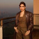 सान्या मल्होत्रा ब्राउन लेदर ट्रेंच कोट और पावर सूट में दिल्ली की सर्दी में स्टाइलिश अंदाज में