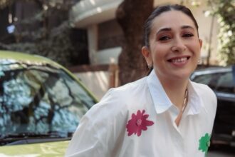 करीष्मा कपूर अनीता डोंगरे के मार्फा अज्रक सिल्क सूट में ज्वेलरी स्टोर लॉन्च पर