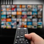 ओटीटी प्लेटफॉर्म्स पर अश्लील कंटेंट के खिलाफ कार्रवाई की खबर दिखाता प्रतीकात्मक दृश्य