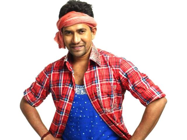 दिनेश लाल यादव निरहुआ का क्लोज-अप पोर्ट्रेट, जहां वह अपनी निजी जिंदगी और शादी को लेकर दिए बयान पर चर्चा में हैं।