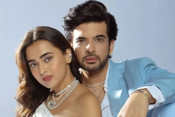 Karan Kundrra और Tejasswi Prakash साथ नजर आते हुए, शादी की खबरों के बीच कपल की केमिस्ट्री चर्चा में।