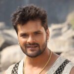 खेसारी लाल यादव मीडिया से बात करते हुए राजनीति में आने की अटकलों पर अपनी प्रतिक्रिया देते हुए।