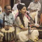 केरल की पारंपरिक कासवु साड़ी पहने मैथिली ठाकुर का सादगी भरा और एलिगेंट लुक