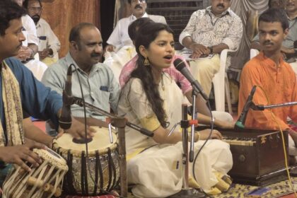 केरल की पारंपरिक कासवु साड़ी पहने मैथिली ठाकुर का सादगी भरा और एलिगेंट लुक