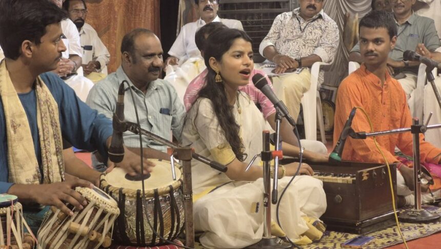 केरल की पारंपरिक कासवु साड़ी पहने मैथिली ठाकुर का सादगी भरा और एलिगेंट लुक