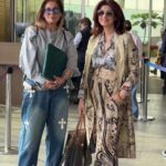 एयरपोर्ट पर जींस और ग्रे स्वेटशर्ट में स्टाइलिश अंदाज में नजर आईं 68 वर्षीय डिंपल कपाड़िया, साथ में फ्लोरल आउटफिट में ट्विंकल खन्ना।