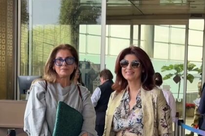 एयरपोर्ट पर जींस और ग्रे स्वेटशर्ट में स्टाइलिश अंदाज में नजर आईं 68 वर्षीय डिंपल कपाड़िया, साथ में फ्लोरल आउटफिट में ट्विंकल खन्ना।