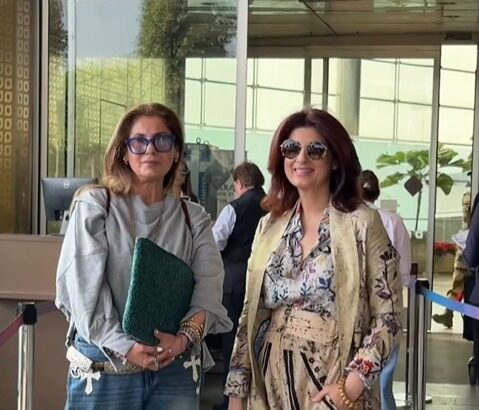 एयरपोर्ट पर जींस और ग्रे स्वेटशर्ट में स्टाइलिश अंदाज में नजर आईं 68 वर्षीय डिंपल कपाड़िया, साथ में फ्लोरल आउटफिट में ट्विंकल खन्ना।