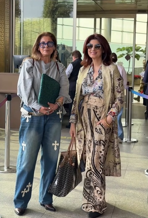 एयरपोर्ट पर जींस और ग्रे स्वेटशर्ट में स्टाइलिश अंदाज में नजर आईं 68 वर्षीय डिंपल कपाड़िया, साथ में फ्लोरल आउटफिट में ट्विंकल खन्ना।