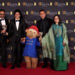 BOONG की टीम BAFTA 2026 में बेस्ट चिल्ड्रन एंड फैमिली फिल्म अवॉर्ड जीतने के बाद मंच पर जश्न मनाते हुए।