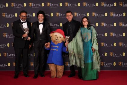 BOONG की टीम BAFTA 2026 में बेस्ट चिल्ड्रन एंड फैमिली फिल्म अवॉर्ड जीतने के बाद मंच पर जश्न मनाते हुए।