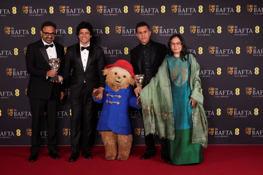 BOONG की टीम BAFTA 2026 में बेस्ट चिल्ड्रन एंड फैमिली फिल्म अवॉर्ड जीतने के बाद मंच पर जश्न मनाते हुए।