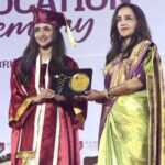 MBBS डिग्री लेते हुए लाल ग्रेजुएशन गाउन में साउथ एक्ट्रेस श्रीलीला, जिन्होंने 24 साल की उम्र में मेडिकल की पढ़ाई पूरी की और 1700 करोड़ की ब्लॉकबस्टर में काम किया।