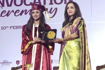 MBBS डिग्री लेते हुए लाल ग्रेजुएशन गाउन में साउथ एक्ट्रेस श्रीलीला, जिन्होंने 24 साल की उम्र में मेडिकल की पढ़ाई पूरी की और 1700 करोड़ की ब्लॉकबस्टर में काम किया।