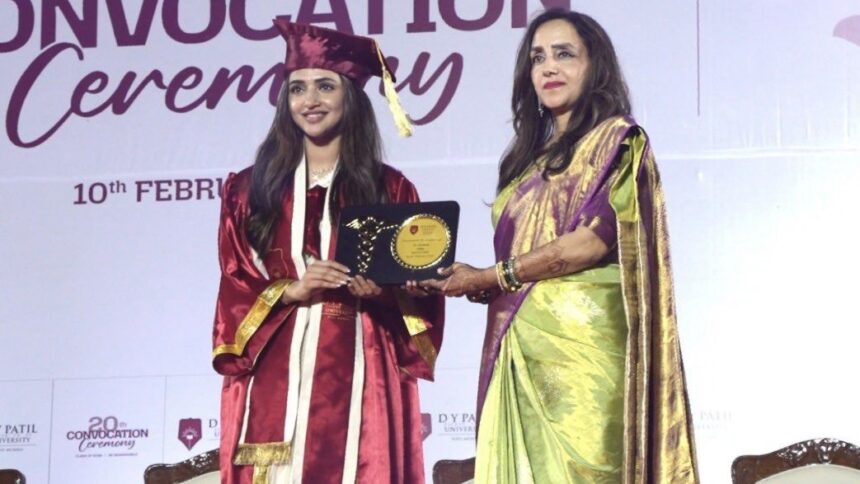 MBBS डिग्री लेते हुए लाल ग्रेजुएशन गाउन में साउथ एक्ट्रेस श्रीलीला, जिन्होंने 24 साल की उम्र में मेडिकल की पढ़ाई पूरी की और 1700 करोड़ की ब्लॉकबस्टर में काम किया।