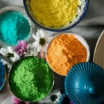 होली के अवसर पर लोग रंग और गुलाल लगाते हुए, पारंपरिक उत्सव और खुशी का माहौल, वृंदावन में रंगोत्सव का दृश्य, भगवान कृष्ण और राधा से जुड़ी परंपरा को दर्शाता हुआ।