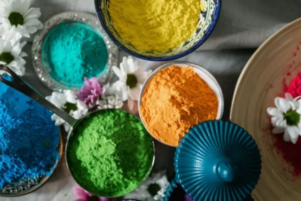 होली के अवसर पर लोग रंग और गुलाल लगाते हुए, पारंपरिक उत्सव और खुशी का माहौल, वृंदावन में रंगोत्सव का दृश्य, भगवान कृष्ण और राधा से जुड़ी परंपरा को दर्शाता हुआ।