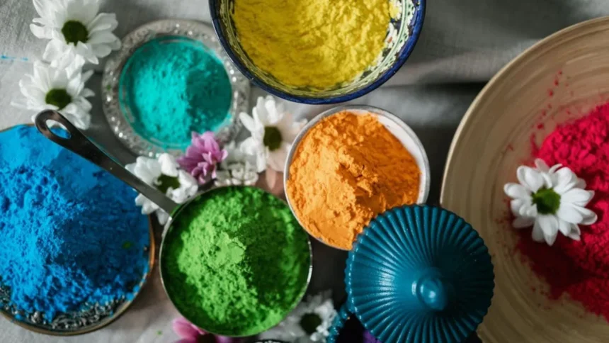 होली के अवसर पर लोग रंग और गुलाल लगाते हुए, पारंपरिक उत्सव और खुशी का माहौल, वृंदावन में रंगोत्सव का दृश्य, भगवान कृष्ण और राधा से जुड़ी परंपरा को दर्शाता हुआ।