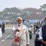 नरेंद्र मोदी असमिया गमोसा पहनकर कुमार भास्कर वर्मा सेतु पर पैदल चलते हुए, असम की सांस्कृतिक विरासत को सम्मान देते हुए।