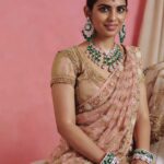 ईशा अंबानी गोल्डन जरदोजी लहंगे में हीरे-पन्ने की जूलरी पहने अपनी बेटी के साथ शादी समारोह में रॉयल अंदाज में नजर आती हुईं।