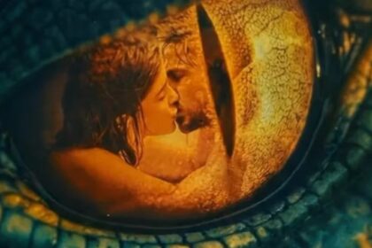 आदर्श गौरव और शनाया कपूर फिल्म ‘तू या मैं’ के एक सस्पेंस भरे सीन में, खाली स्विमिंग पूल में फंसे हुए नजर आते हुए