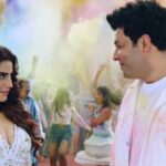 अक्षरा सिंह और वरुण शर्मा होली सॉन्ग ‘होली पे चले गोली’ के रंगीन डांस सीक्वेंस में परफॉर्म करते हुए।