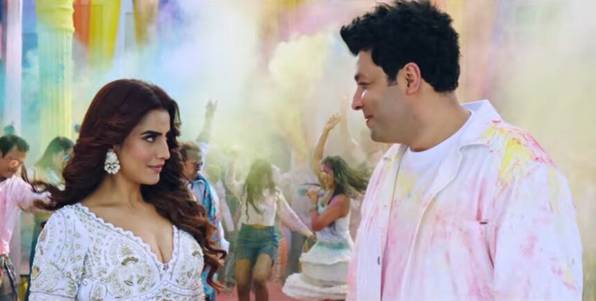 अक्षरा सिंह और वरुण शर्मा होली सॉन्ग ‘होली पे चले गोली’ के रंगीन डांस सीक्वेंस में परफॉर्म करते हुए।