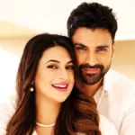 दिव्यांका त्रिपाठी और विवेक दहिया मैटरनिटी फोटोशूट में, एक्ट्रेस बेबी बंप फ्लॉन्ट करती हुईं, कपल हाथ में बेबी शूज़ पकड़े नजर आ रहा है।