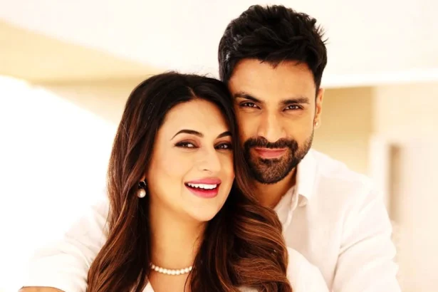 दिव्यांका त्रिपाठी और विवेक दहिया मैटरनिटी फोटोशूट में, एक्ट्रेस बेबी बंप फ्लॉन्ट करती हुईं, कपल हाथ में बेबी शूज़ पकड़े नजर आ रहा है।