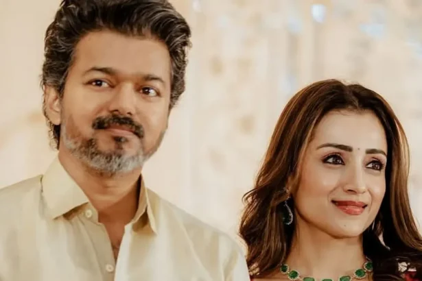 तमिल सुपरस्टार विजय और अभिनेत्री त्रिशा कृष्णन चेन्नई के एक वेडिंग रिसेप्शन में साथ नजर आए, जिससे उनके रिश्ते को लेकर सोशल मीडिया पर चर्चा तेज हो गई।