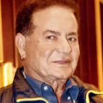 सलीम खान अस्पताल से डिस्चार्ज होकर घर लौटते हुए, स्वास्थ्य में सुधार के बाद परिवार के साथ