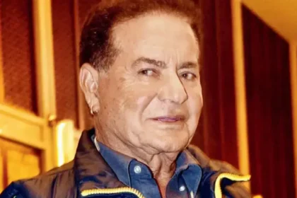 सलीम खान अस्पताल से डिस्चार्ज होकर घर लौटते हुए, स्वास्थ्य में सुधार के बाद परिवार के साथ