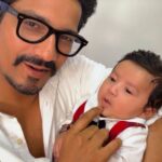 भारती सिंह और हर्ष लिम्बाचिया अपने दूसरे बेटे यशवीर उर्फ काजू को गोद में लिए हुए, फेस रिवील के दौरान मुस्कुराते नजर आ रहे हैं।