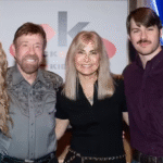 चक नॉरिस की बेटी डैनीली अपने पिता के साथ पुरानी तस्वीर में मुस्कुराते हुए, उनके निधन के बाद भावुक श्रद्धांजलि देती नजर आ रही हैं।