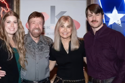 चक नॉरिस की बेटी डैनीली अपने पिता के साथ पुरानी तस्वीर में मुस्कुराते हुए, उनके निधन के बाद भावुक श्रद्धांजलि देती नजर आ रही हैं।