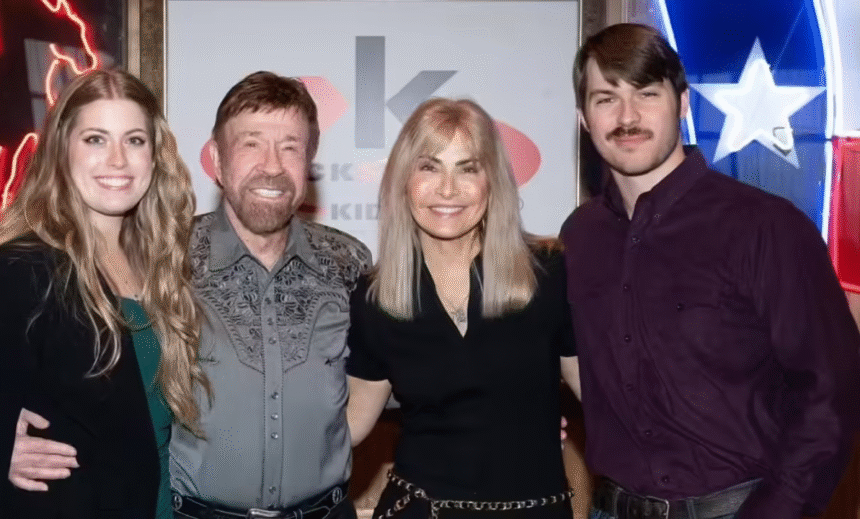 चक नॉरिस की बेटी डैनीली अपने पिता के साथ पुरानी तस्वीर में मुस्कुराते हुए, उनके निधन के बाद भावुक श्रद्धांजलि देती नजर आ रही हैं।