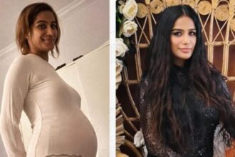 पूनम पांडे बिना मेकअप के बेबी बंप फ्लॉन्ट करते हुए कैमरे के सामने पोज देती नजर आ रही हैं।