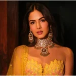 दुबई से सोशल मीडिया पर संदेश साझा करतीं भारतीय अभिनेत्री सोनल चौहान, पृष्ठभूमि में शहर का दृश्य