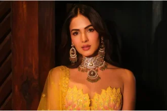 दुबई से सोशल मीडिया पर संदेश साझा करतीं भारतीय अभिनेत्री सोनल चौहान, पृष्ठभूमि में शहर का दृश्य