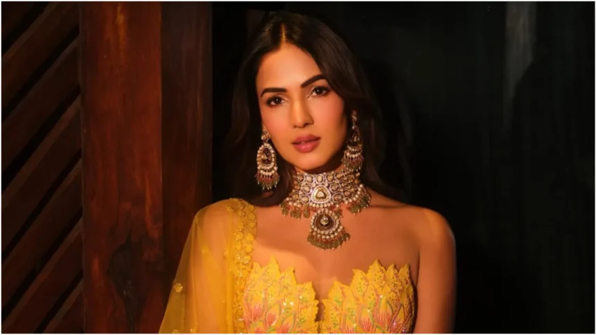 दुबई से सोशल मीडिया पर संदेश साझा करतीं भारतीय अभिनेत्री सोनल चौहान, पृष्ठभूमि में शहर का दृश्य